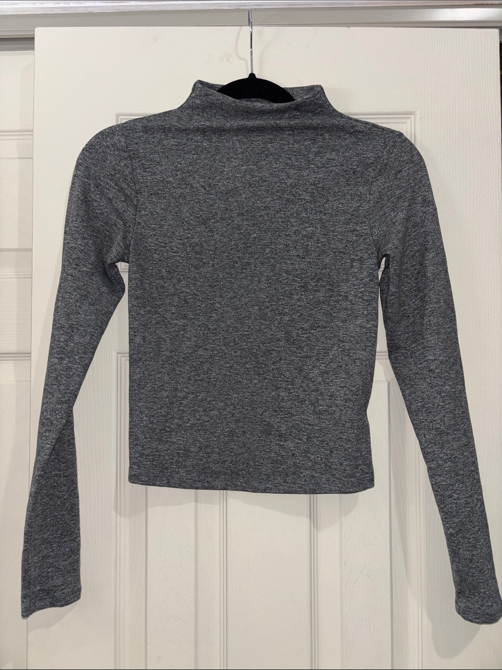 Express body contour- Women's Gray Mock Neck Long-Sleeve Top